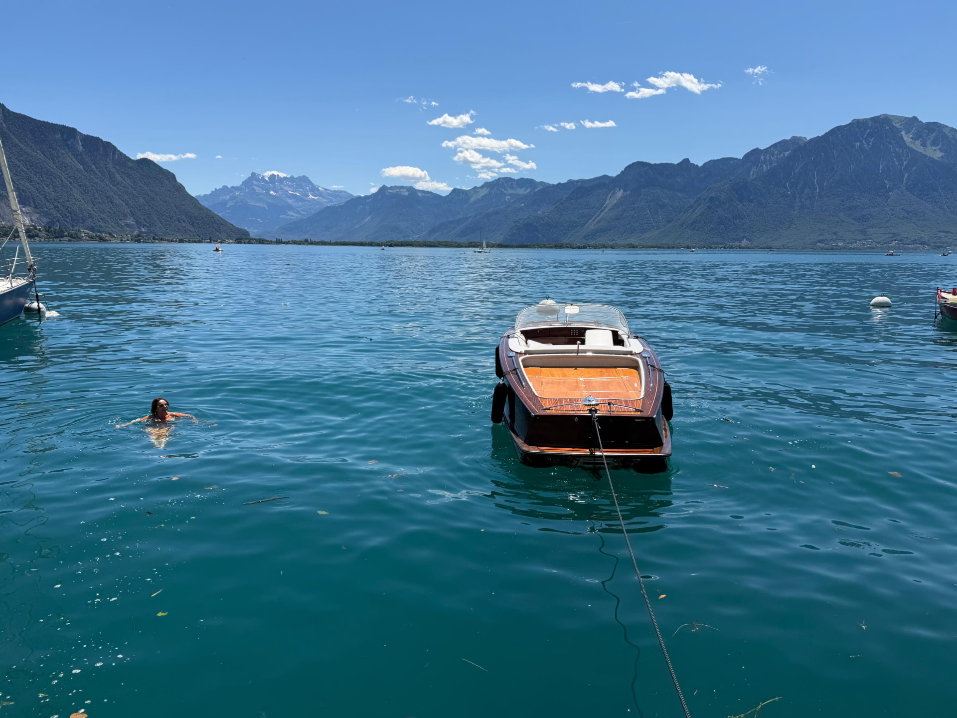 Bateau sur les eaux turquoise du lac Léman, avec les Alpes en arrière-plan